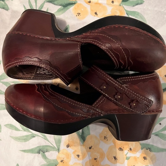 A Great Pair of Dansko Shoes in Size 38 with a Velcro Closure. - Picture 3 of 6